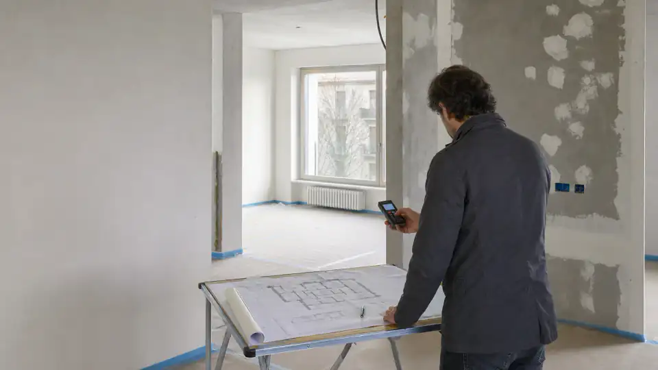 Scena rappresentativa del controllo tecnico di una ristrutturazione