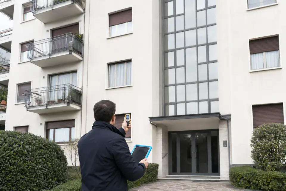 Scena rappresentativa di una verifica tecnica condominiale
